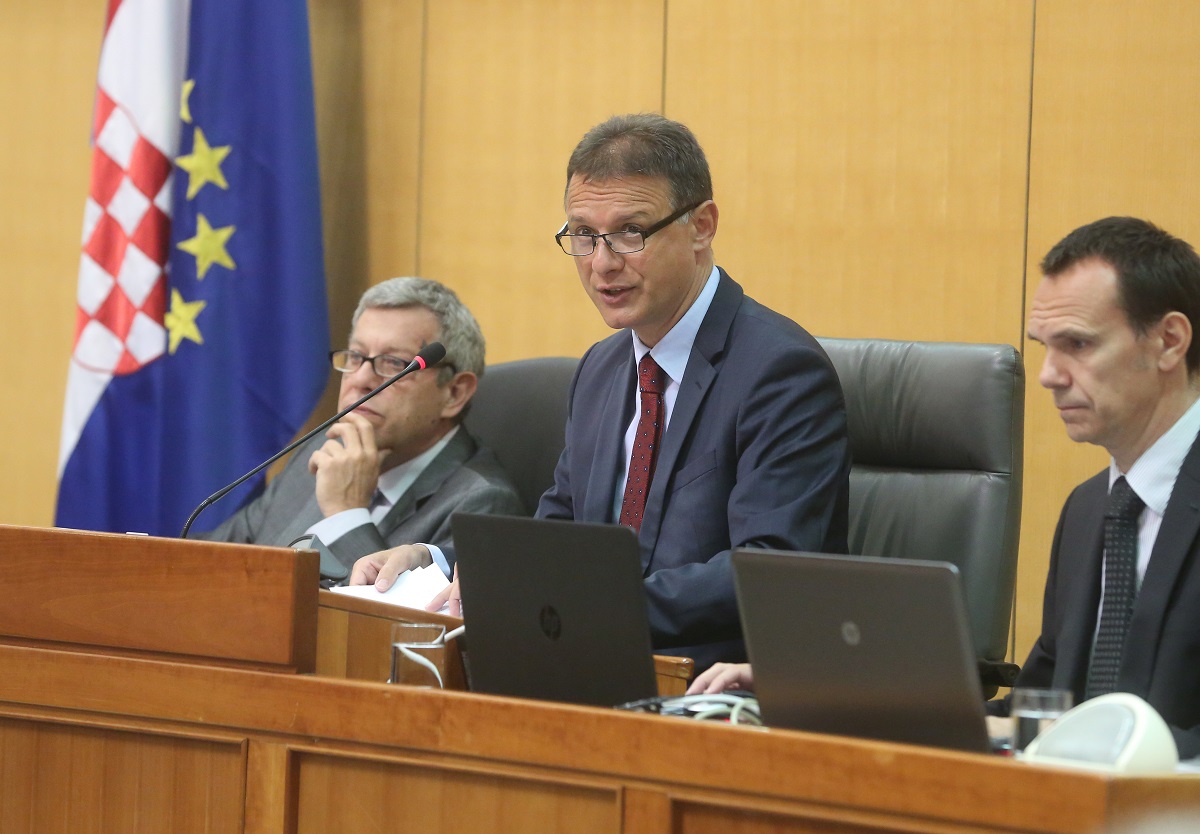 SDP-ovci cijelo jutro u saboru puštaju snimke o LNG-u, Jandroković im prijeti